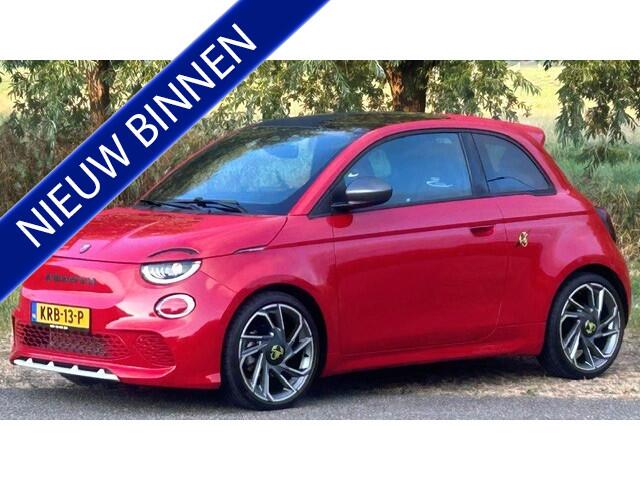 Abarth 500 Abarth Turismo 42 kWh 8.000KM!! NAVIGATIE PREMIUM, APPLE CARPLAY, DAB, PANORAMADAK, STOELVERWARMING, DODEHOEK ASSIST, SPOOR ASSIST, PARKEERHULP V/A, ACHTERUITRIJCAMERA, 18"ABARTH L/M VELGEN, ENZ. ENZ. NIEUWPRIJS ¤41.490,-!!