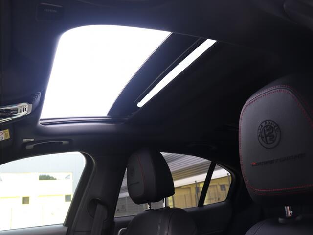Alfa Romeo GIULIA 2.0 Turbo 280 PK Competizione Q4 AWD | Pano | Harman | 19"
