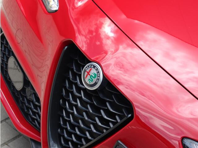 Alfa Romeo GIULIA 2.0 Turbo 280 PK Competizione Q4 AWD | Pano | Harman | 19"