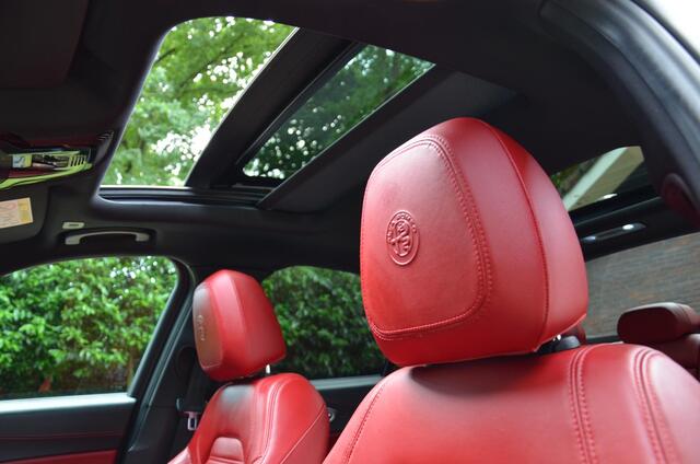 Alfa Romeo GIULIA 2.0 T Veloce Automaat Navi/Pdc/Ecc/Panoramadak/Stoelverwarming/Leer/Harman Kardon/Achteruitrijcamera/Xenon/ 280 PK