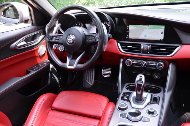 Alfa Romeo GIULIA 2.0 T Veloce Automaat Navi/Pdc/Ecc/Panoramadak/Stoelverwarming/Leer/Harman Kardon/Achteruitrijcamera/Xenon/ 280 PK