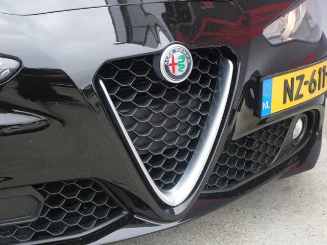 Alfa Romeo GIULIA 2.0T SUPER | AUTOMAAT | NAVIGATIE | KEYLESS | DAB | 19 INCH | NL-AUTO!!