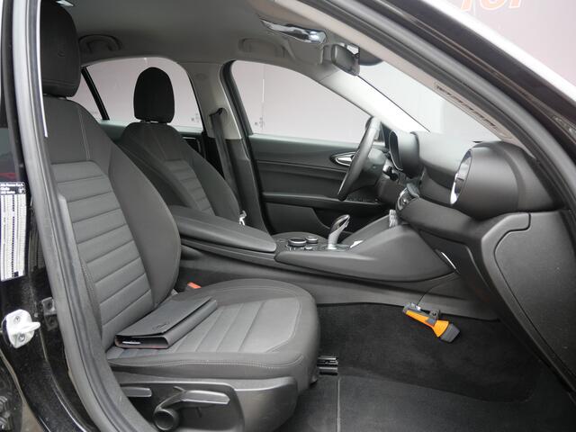 Alfa Romeo GIULIA 2.0T SUPER | AUTOMAAT | NAVIGATIE | KEYLESS | DAB | 19 INCH | NL-AUTO!!