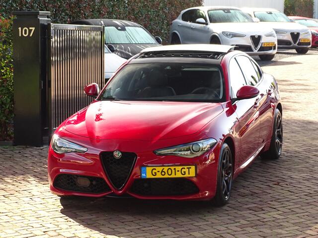 Alfa Romeo GIULIA 2.0 T AWD Veloce | H+K | Pano | All-black | Rosso Q4 | Topstaat!