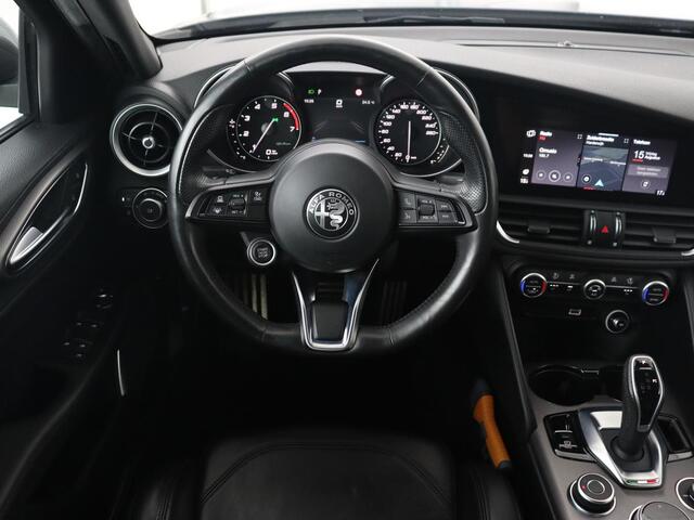 Alfa Romeo GIULIA 2.0T Sprint | Leder | Adaptive cruise | Stoel & stuurverwarming | Trekhaak | Carplay | Camera | Memory | Xenon | Navigatie | Parkeerhulp | Bluetooth