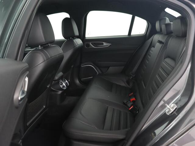 Alfa Romeo GIULIA 2.0T Sprint | Leder | Adaptive cruise | Stoel & stuurverwarming | Trekhaak | Carplay | Camera | Memory | Xenon | Navigatie | Parkeerhulp | Bluetooth