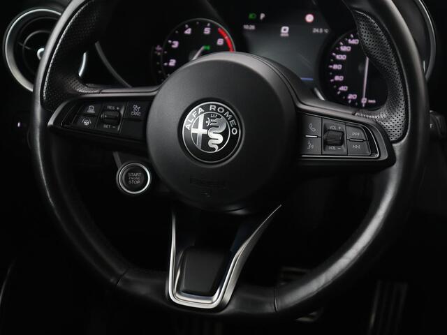 Alfa Romeo GIULIA 2.0T Sprint | Leder | Adaptive cruise | Stoel & stuurverwarming | Trekhaak | Carplay | Camera | Memory | Xenon | Navigatie | Parkeerhulp | Bluetooth