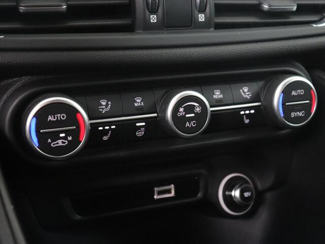 Alfa Romeo GIULIA 2.0T Sprint | Leder | Adaptive cruise | Stoel & stuurverwarming | Trekhaak | Carplay | Camera | Memory | Xenon | Navigatie | Parkeerhulp | Bluetooth