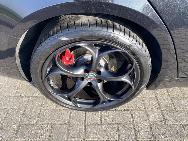 Alfa Romeo GIULIA 2.0T B-Tech 56.988 KM ! Panorama dak Sportstoelen 19 inch