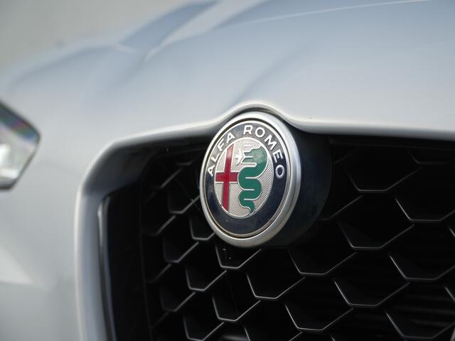 Alfa Romeo GIULIA 2.0 Turbo 200 PK Sprint | Veloce | Navi | Carplay | Driver | 18"