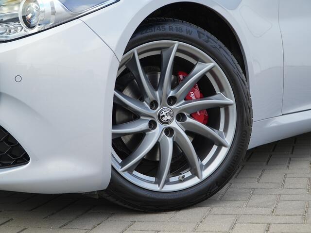 Alfa Romeo GIULIA 2.0 Turbo 200 PK Sprint | Veloce | Navi | Carplay | Driver | 18"