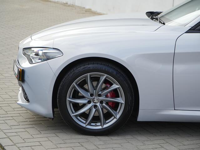 Alfa Romeo GIULIA 2.0 Turbo 200 PK Sprint | Veloce | Navi | Carplay | Driver | 18"