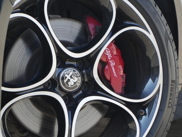 Alfa Romeo GIULIA 2.0 Turbo 280 PK Competizione Q4 AWD | Harman | Veloce | 19"