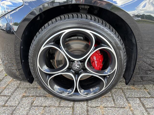 Alfa Romeo GIULIA 2.0T 280 AWD Veloce | 19" Velgen | Panoramadak | Adas 2 | Carplay en Android Let op auto niet altijd aanwezig