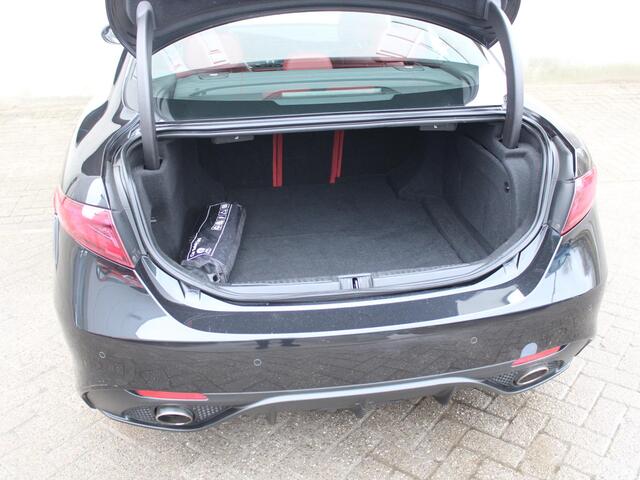 Alfa Romeo GIULIA 2.0T Super | 320 PK | RAGAZZON EINDDEMPER | LEDEREN BEKLEDING | AFNEEMBARE TREKHAAK |