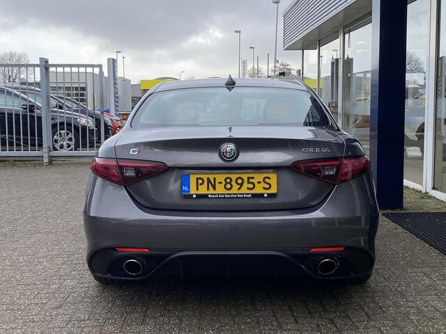 Alfa Romeo GIULIA 2.0 T AWD Veloce / Automaat / NL-Auto / 1e-Eigenaar / Vol-Leder / Stuur-/Stoelverwarming / Elektr.-Stoelen met Geheugen / Flippers / Cruise-Control / Climate-Control / DAB Radio-Bluetooth / Navi / PDC V+A / 18'' LMV / ENZ.