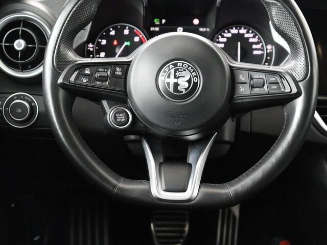 Alfa Romeo GIULIA 2.0T Sprint | Leder | Adaptive cruise | Stoel & stuurverwarming | Trekhaak | Camera | Sportstoelen | Keyless | Carplay | Bi-Xenon | Climate control | Navigatie