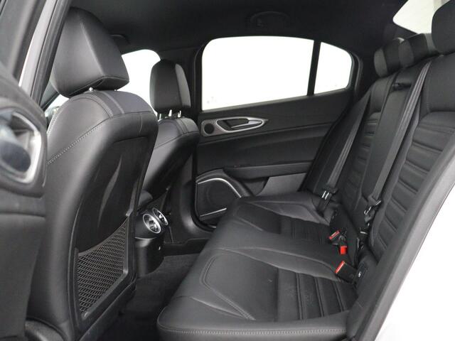 Alfa Romeo GIULIA 2.0T Sprint | Leder | Adaptive cruise | Stoel & stuurverwarming | Trekhaak | Camera | Sportstoelen | Keyless | Carplay | Bi-Xenon | Climate control | Navigatie