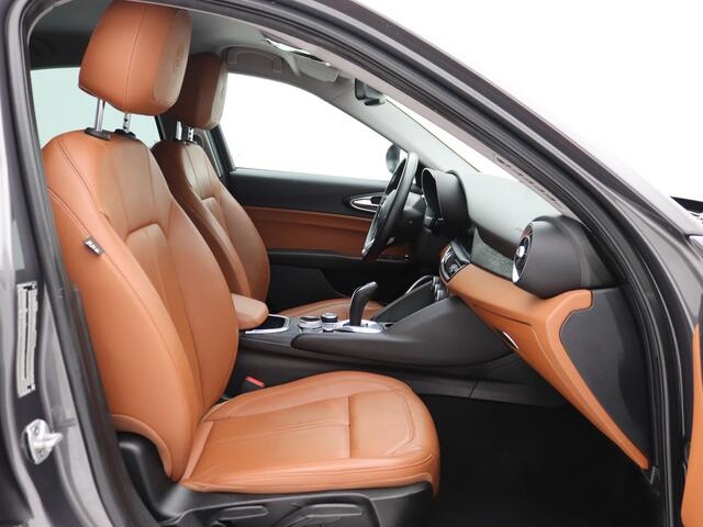 Alfa Romeo GIULIA 2.0T Super 200pk Leder / Navi / Trekhaak / Origneel NL / 19''