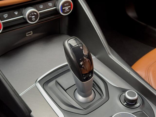 Alfa Romeo GIULIA 2.2 AUT8 SUPER 180PK LEDER NAVI AIRCO LED LMV PDC