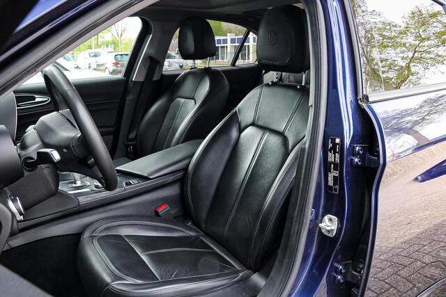 Alfa Romeo GIULIA 2.0T Corporate Edition 310 PK / PANO / TREKH. / STUUR + STOELVERW.