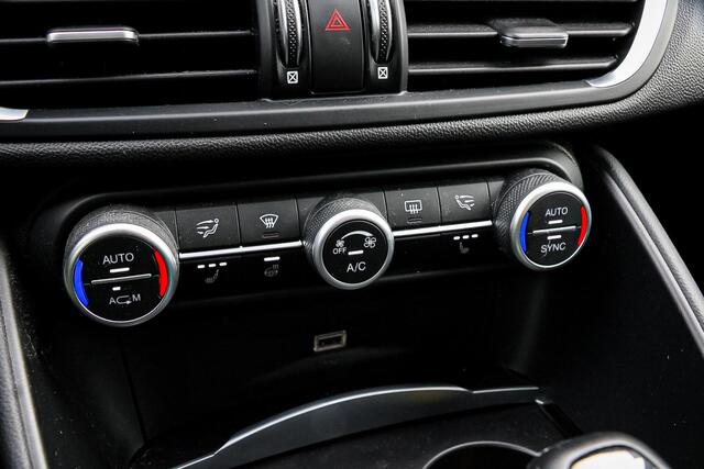 Alfa Romeo GIULIA 2.0T Corporate Edition 310 PK / PANO / TREKH. / STUUR + STOELVERW.