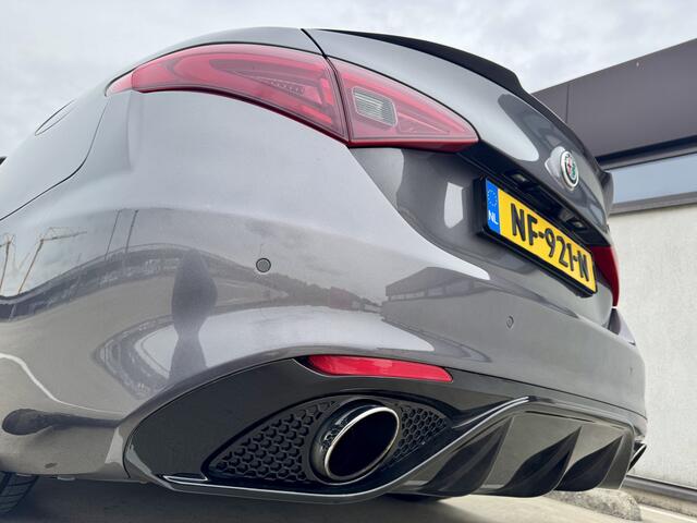 Alfa Romeo GIULIA 2.0T Super Veloce Tuning 310PK | Full Carbon | Leer | Appel-Android | 19" Breedset || Schakelflippers | Xenon |