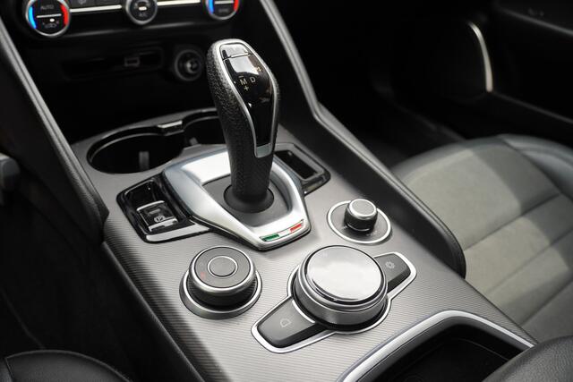 Alfa Romeo GIULIA 2.2 Sprint / BTW / Trekhaak / 18'Inch / Adaptieve Cruise / Carplay / Camera /