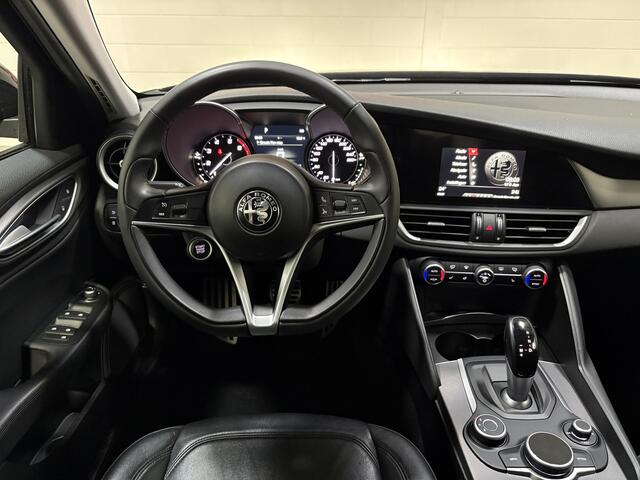 Alfa Romeo GIULIA 2.0T Super, Nieuwstaat, Volledig dealer onderhouden, Leder met memory, Cruise, Clima, Navi, Blue tooth, Achteruitrijcamera, Parkeersensoren, Michelin all season