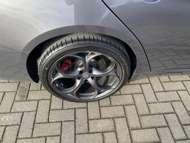 Alfa Romeo GIULIA 2.0 T Veloce AWD Pack performance - Panorama dak - Harman Kardon