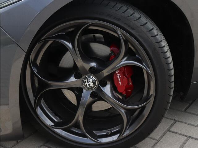 Alfa Romeo GIULIA 2.0 Turbo 280 PK Super | Veloce | Navi | Carplay | Ragazzon | 19"