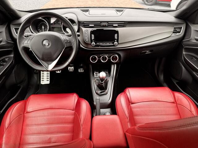 Alfa Romeo GIULIETTA 1.4 Turbo Carbon | Leer | Nav | Sportiva 8C | All wheather