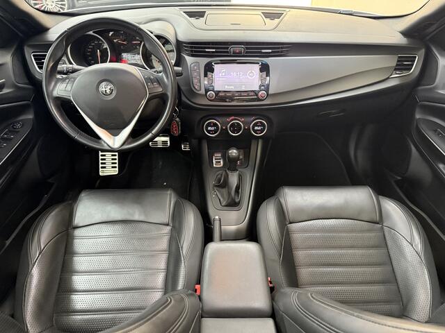 Alfa Romeo GIULIETTA 1.4 Turbo MultiAir Super, 170Pk, 2018, 2de Eigenaar, Panoramadak, Climate control, Volledig leder, Cruise control, 18" velgen, Automatische verlichting, Armsteun, Parkeersensoren,