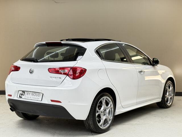 Alfa Romeo GIULIETTA 1.4 Turbo MultiAir Super, 170Pk, 2018, 2de Eigenaar, Panoramadak, Climate control, Volledig leder, Cruise control, 18" velgen, Automatische verlichting, Armsteun, Parkeersensoren,