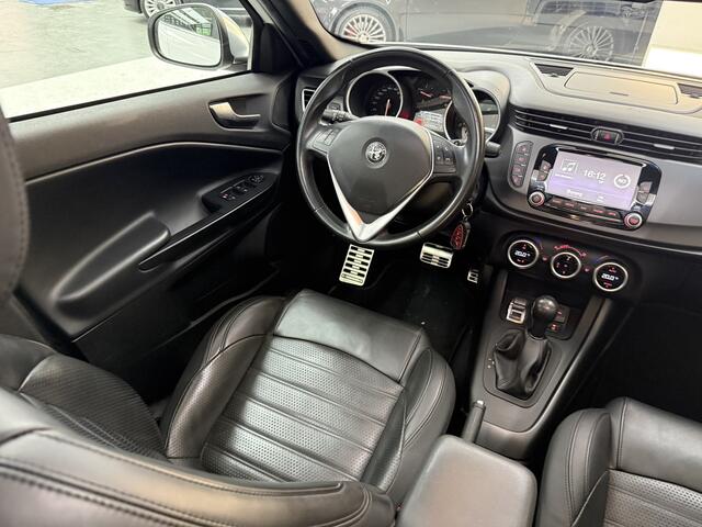 Alfa Romeo GIULIETTA 1.4 Turbo MultiAir Super, 170Pk, 2018, 2de Eigenaar, Panoramadak, Climate control, Volledig leder, Cruise control, 18" velgen, Automatische verlichting, Armsteun, Parkeersensoren,