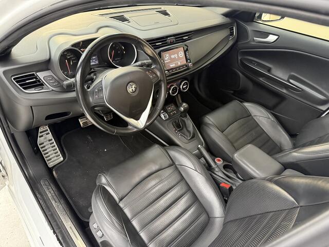 Alfa Romeo GIULIETTA 1.4 Turbo MultiAir Super, 170Pk, 2018, 2de Eigenaar, Panoramadak, Climate control, Volledig leder, Cruise control, 18" velgen, Automatische verlichting, Armsteun, Parkeersensoren,