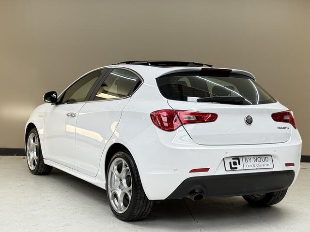 Alfa Romeo GIULIETTA 1.4 Turbo MultiAir Super, 170Pk, 2018, 2de Eigenaar, Panoramadak, Climate control, Volledig leder, Cruise control, 18" velgen, Automatische verlichting, Armsteun, Parkeersensoren,