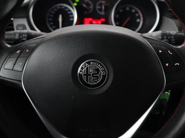 Alfa Romeo GIULIETTA 1.4 T Sprint | Origineel NL | Automaat | Alcantara | Navigatie | 18'' | DAB | Climate control | Parkeerhulp | Cruise control