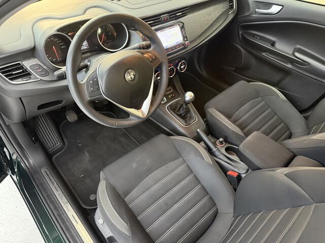 Alfa Romeo GIULIETTA 1.4 Turbo Super, 120Pk, 2019, 2de eigenaar, Volledige historie, Xenon koplampen, Parkeersensoren, DAB Radio, Navigatie, Cruise control, Stoelverwarming,