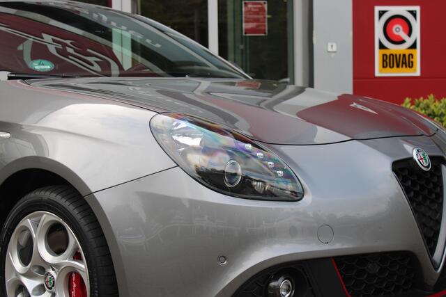 Alfa Romeo GIULIETTA 1.4 Turbo 170PK AUTOMAAT MultiAir SUPER | AFNEEMBARE TREKHAAK | NAVIGATIE | "BREMBO" REMKLAUWEN ROOD | LICHTMETALEN VELGEN 17" | CLIMATE CONTROL | CRUISE CONTROL | DAB+ RADIO | BLUETOOTH AUDIO | PARKEERSENSOREN VOOR + ACHTER |