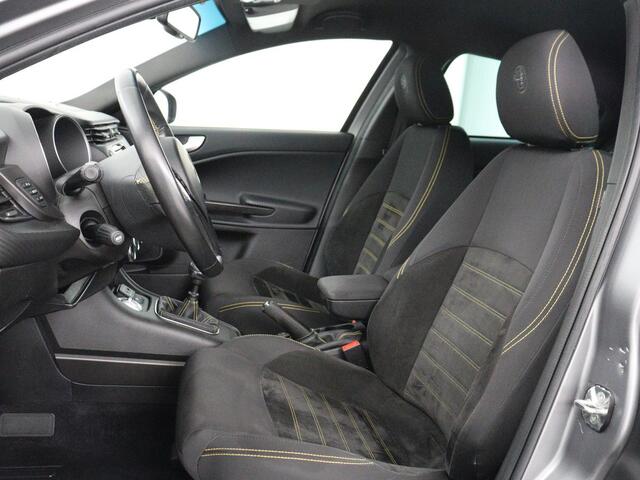 Alfa Romeo GIULIETTA 1.4 Turbo Sport | Gele accenten | Carplay | Park assist | Climate control | Cruise control | Carbon interieur | Full LED