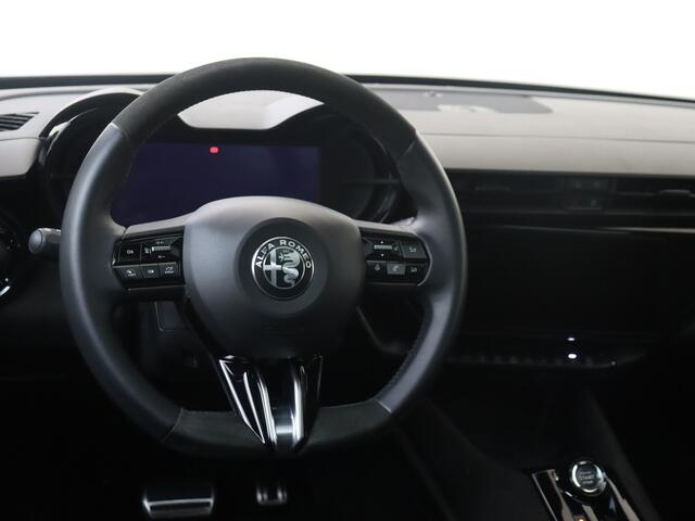 Alfa Romeo Junior Elettrica Speciale 54 kWh | Schuifdak | Elek. Achterklep | Sport Stoelen | Camera |