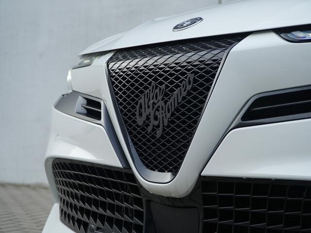 Alfa Romeo Junior 1.2 Turbo Ibrida 145 PK Sport Speciale | Pano | Techno | 18"