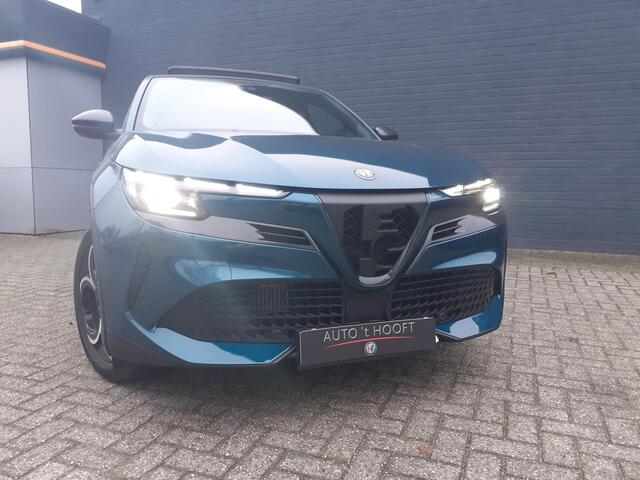 Alfa Romeo Junior 1.2 Turbo Hybrid Ibrida Speciale Sabelt-Sportstoelen/Panorama-Schuif-Kanteldak/Pack-Sport/Pack-Tech