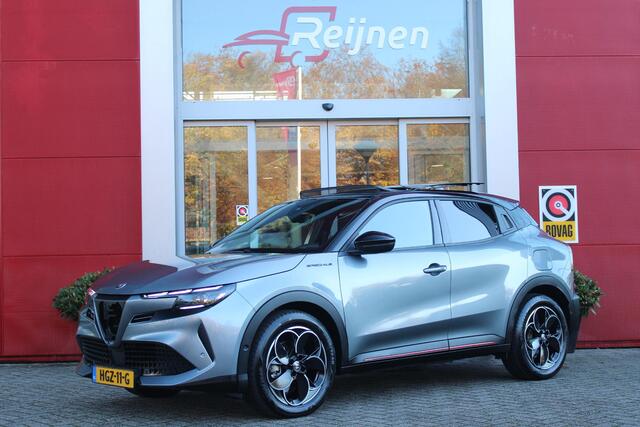 Alfa Romeo Junior ELETTRICA SPECIALE 156PK 54 kWh | "SABELT" SPORTSTOELEN ELEKTRISCH VERSTELBAAR MET LEDEREN/ALCANTARA BEKLEDING | PANORAMISCH SCHUIF/KANTEL DAK | BICOLOR DAK (ZWART DAK) | WARMTEPOMP | TECHNOLOGIE PAKKET (O.A. FULL LED ADAPTIVE MATRIX KOPLAMPEN/DODEHOEK DE