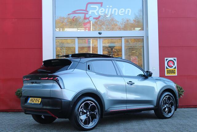 Alfa Romeo Junior ELETTRICA SPECIALE 156PK 54 kWh | "SABELT" SPORTSTOELEN ELEKTRISCH VERSTELBAAR MET LEDEREN/ALCANTARA BEKLEDING | PANORAMISCH SCHUIF/KANTEL DAK | BICOLOR DAK (ZWART DAK) | WARMTEPOMP | TECHNOLOGIE PAKKET (O.A. FULL LED ADAPTIVE MATRIX KOPLAMPEN/DODEHOEK DE