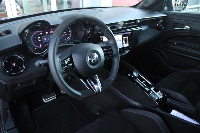 Alfa Romeo Junior ELETTRICA SPECIALE 156PK 54 kWh | "SABELT" SPORTSTOELEN ELEKTRISCH VERSTELBAAR MET LEDEREN/ALCANTARA BEKLEDING | PANORAMISCH SCHUIF/KANTEL DAK | BICOLOR DAK (ZWART DAK) | WARMTEPOMP | TECHNOLOGIE PAKKET (O.A. FULL LED ADAPTIVE MATRIX KOPLAMPEN/DODEHOEK DE