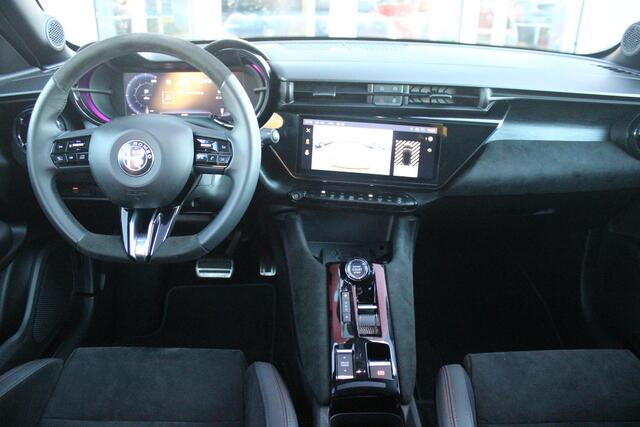 Alfa Romeo Junior ELETTRICA SPECIALE 156PK 54 kWh | "SABELT" SPORTSTOELEN ELEKTRISCH VERSTELBAAR MET LEDEREN/ALCANTARA BEKLEDING | PANORAMISCH SCHUIF/KANTEL DAK | BICOLOR DAK (ZWART DAK) | WARMTEPOMP | TECHNOLOGIE PAKKET (O.A. FULL LED ADAPTIVE MATRIX KOPLAMPEN/DODEHOEK DE