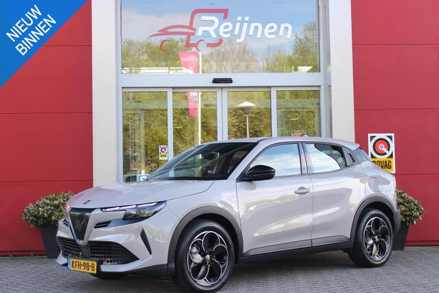 Alfa Romeo Junior 156PK Elettrica 54 kWh | DRAADLOZE APPLE CARPLAY/ANDROID AUTO | PARKEERSENSOREN ACHTER | CLIMATE CONTROL | VERKEERSBORDEN HERKENNING | ADAPTIVE CRUISE CONTROL | KEYLESS START | LICHTMETALEN VELGEN | LED KOPLAMPEN | LED ACHTERLICHTEN | SCUDETTO "LEGGENDA"