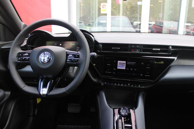 Alfa Romeo Junior 156PK Elettrica 54 kWh | DRAADLOZE APPLE CARPLAY/ANDROID AUTO | PARKEERSENSOREN ACHTER | CLIMATE CONTROL | VERKEERSBORDEN HERKENNING | ADAPTIVE CRUISE CONTROL | KEYLESS START | LICHTMETALEN VELGEN | LED KOPLAMPEN | LED ACHTERLICHTEN | SCUDETTO "LEGGENDA"